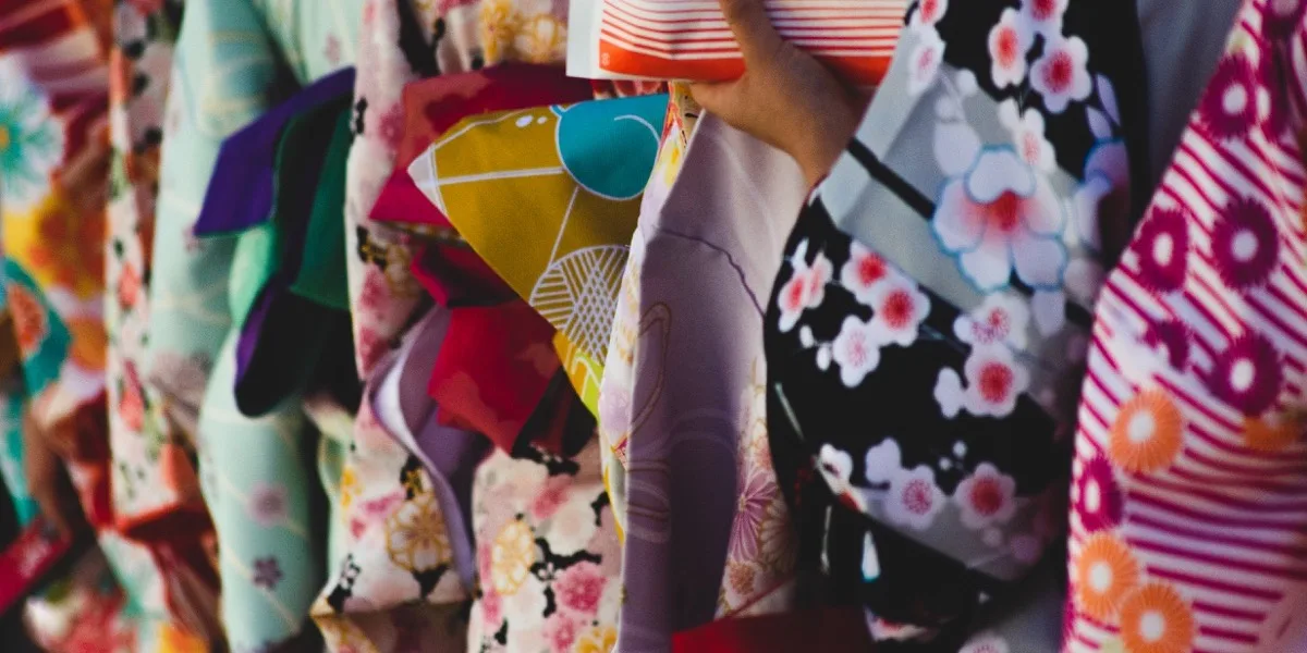 穿著和服排隊的人們