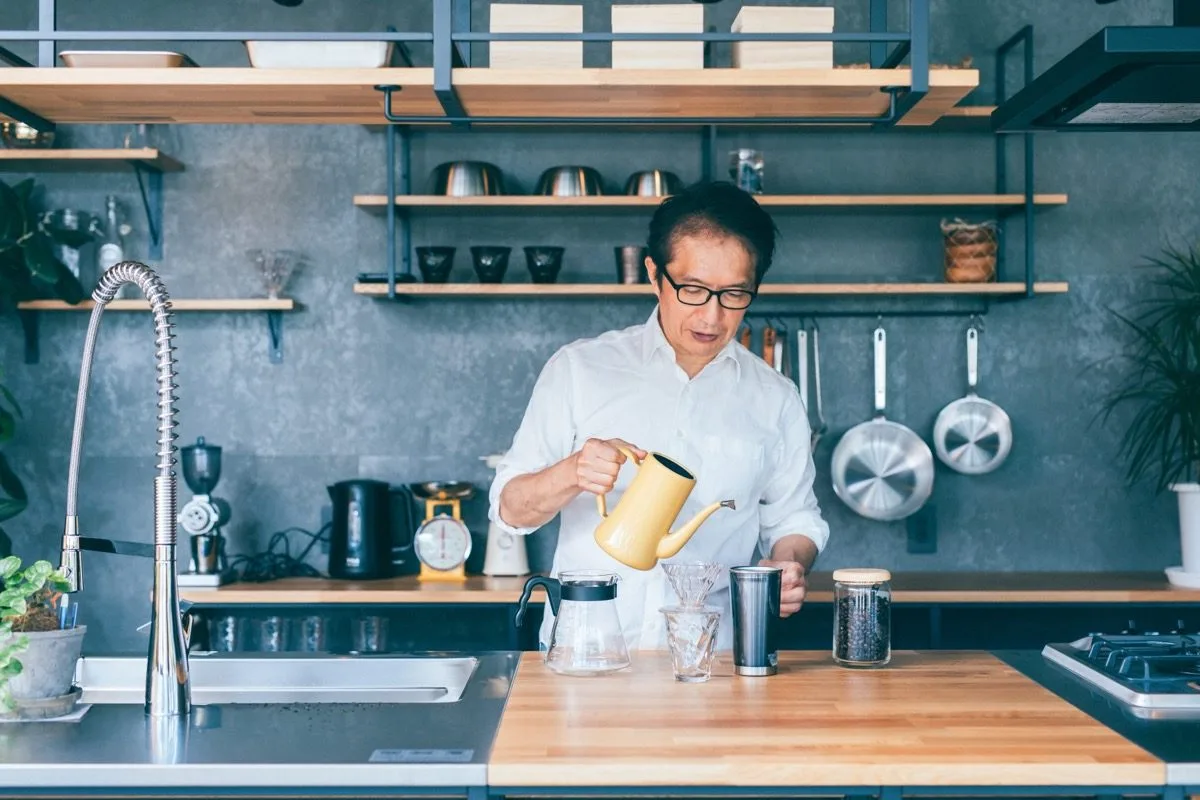 営む的中文意思是「經營」，例句和其他意思…