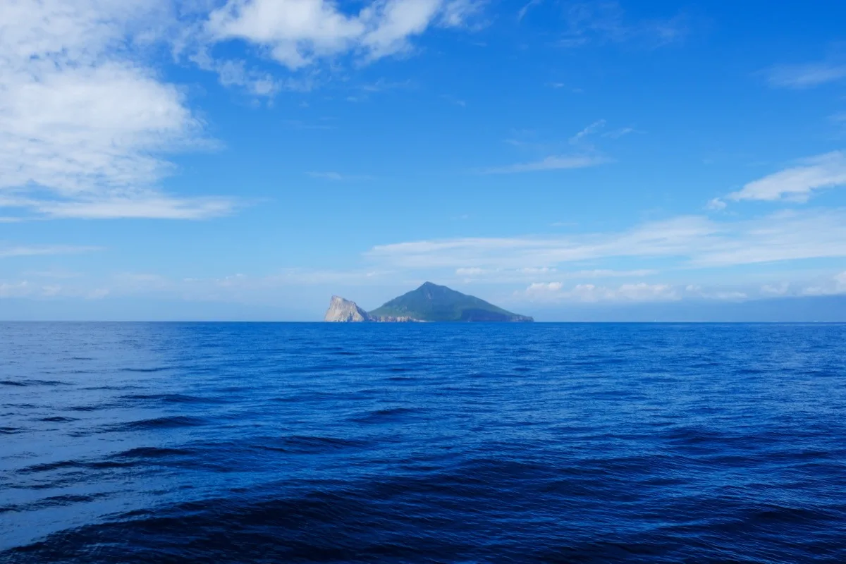 【龜山島賞鯨實錄】宜蘭頭城｜搭船繞島賞鯨＋登島全記錄，近距離看海豚太震撼！