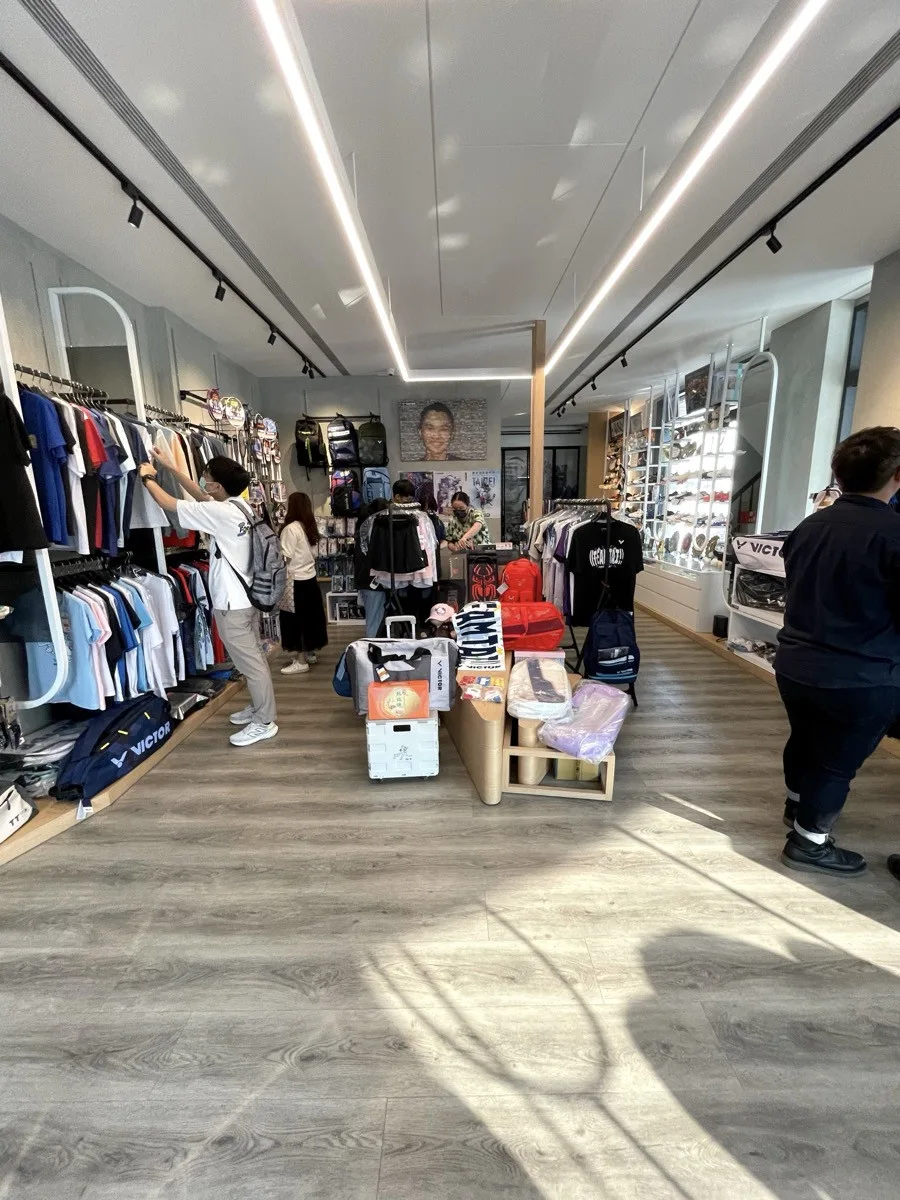 高雄左營｜朝聖！戴資穎的戴萌TTY羽球專門店，獎牌隨你看，連這個都有?!