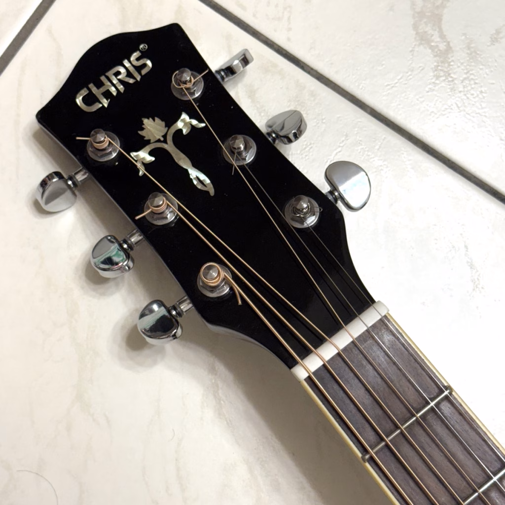 吉他維修 琴弦安裝完成 多的弦就剪掉