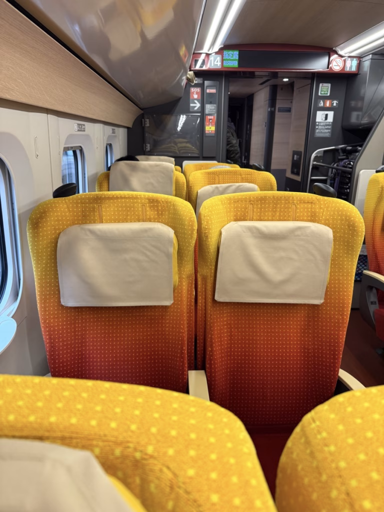 山形新幹線 E8 座位