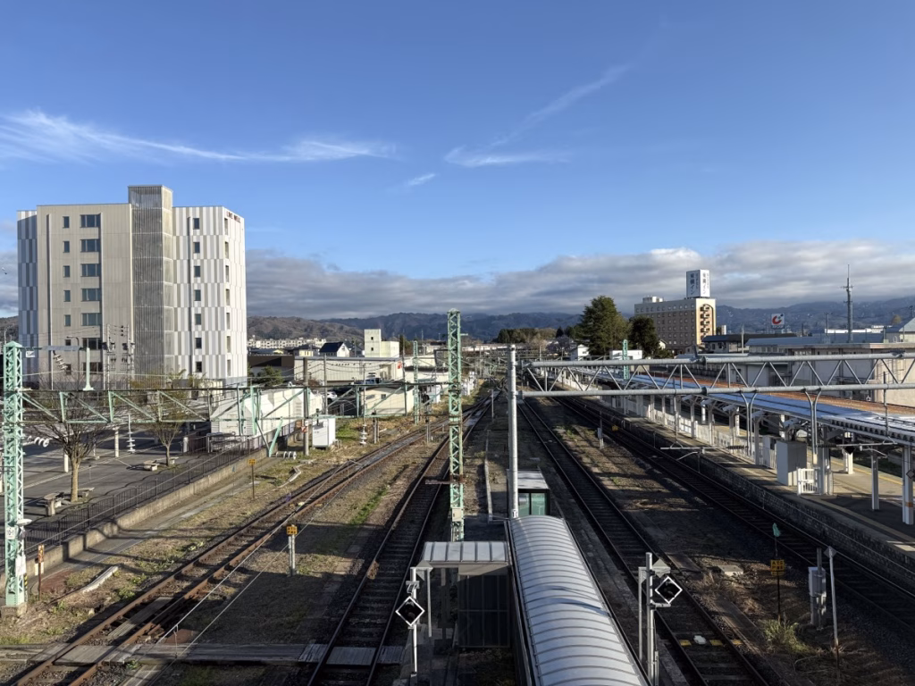 米澤站的跨站天橋景色